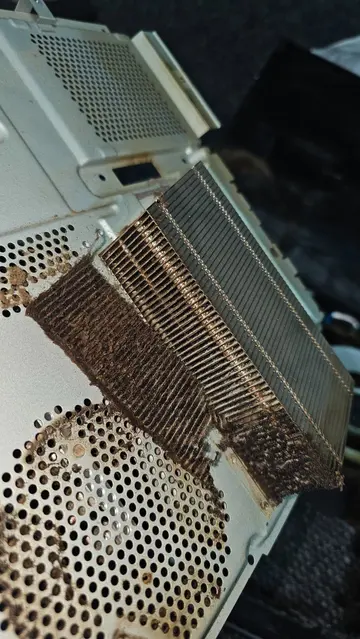 PS4 se pregrevala i bila bučna — čišćenje i nova pasta — slika 4