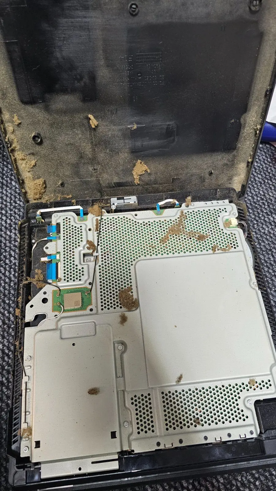 PS4 se pregrevala i bila bučna — čišćenje i nova pasta — slika 1