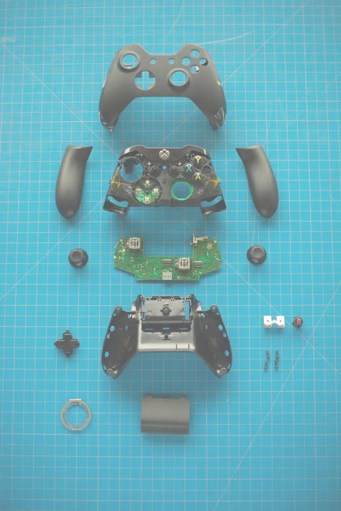 Xbox džojstik rastavljen na delove na servisnoj podlozi