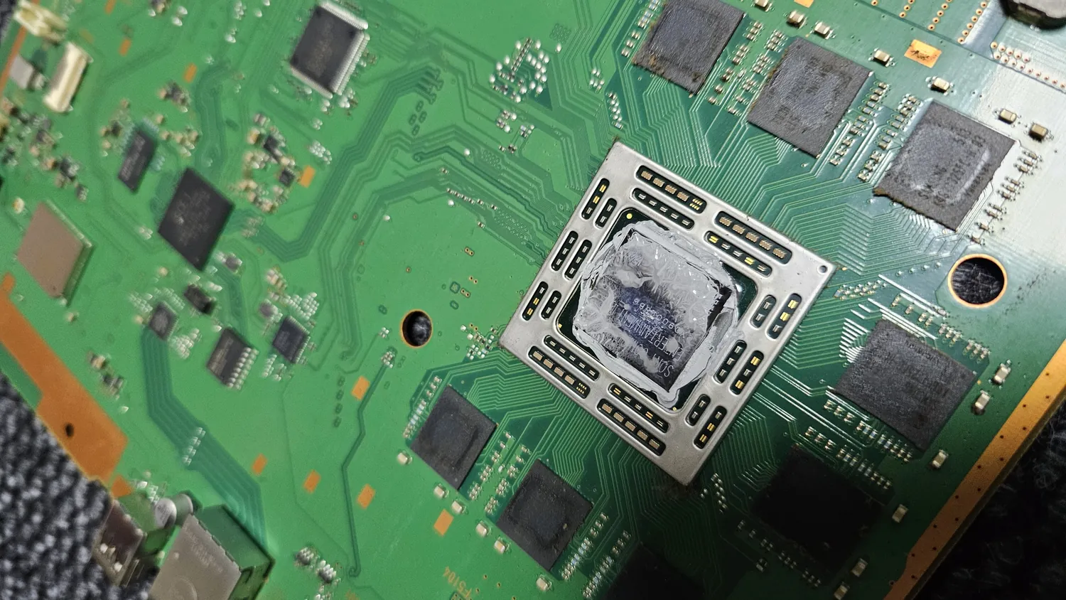 Procesor na PS4 ploči sa starom isušenom pastom