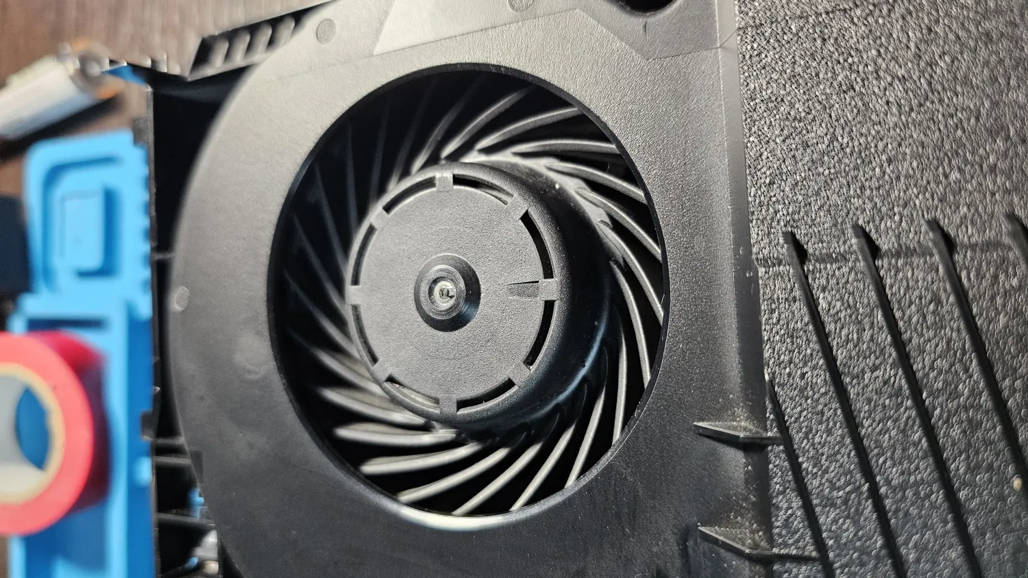 Isti PS5 ventilator očišćen, posle servisa