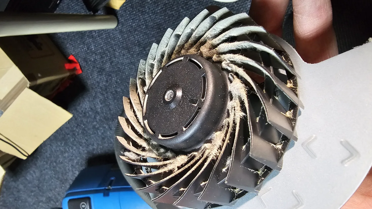 PS5 ventilator zagušen prašinom pre čišćenja