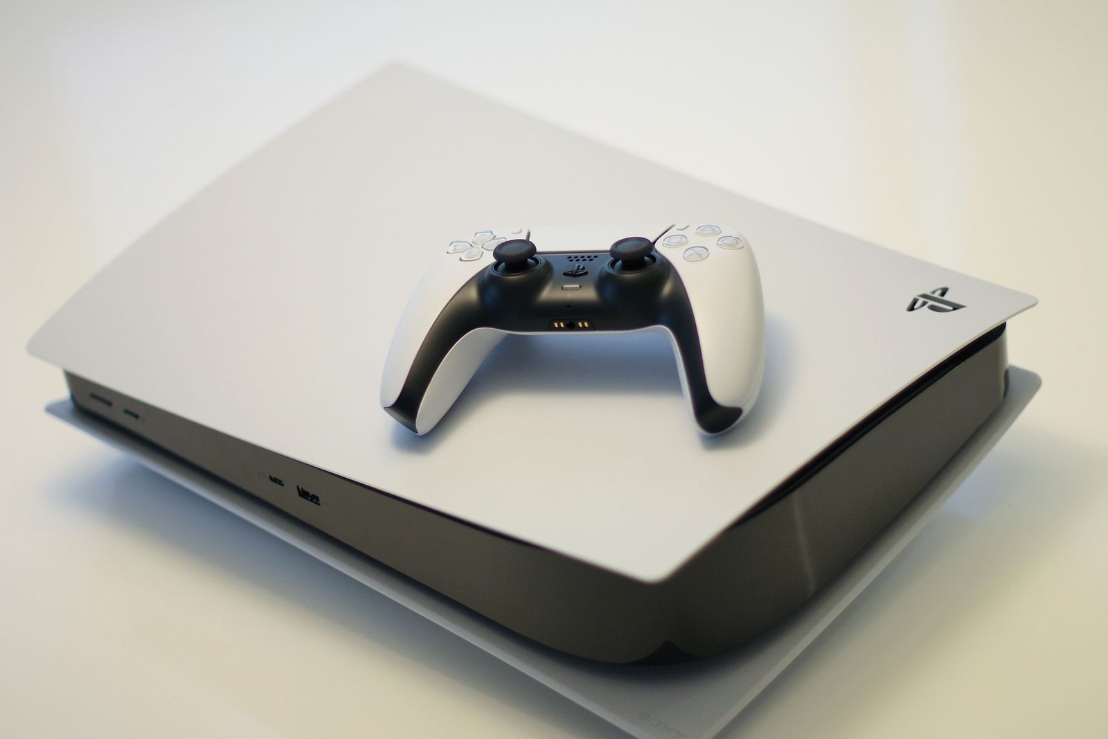 PlayStation 5 konzola sa DualSense kontrolerom
