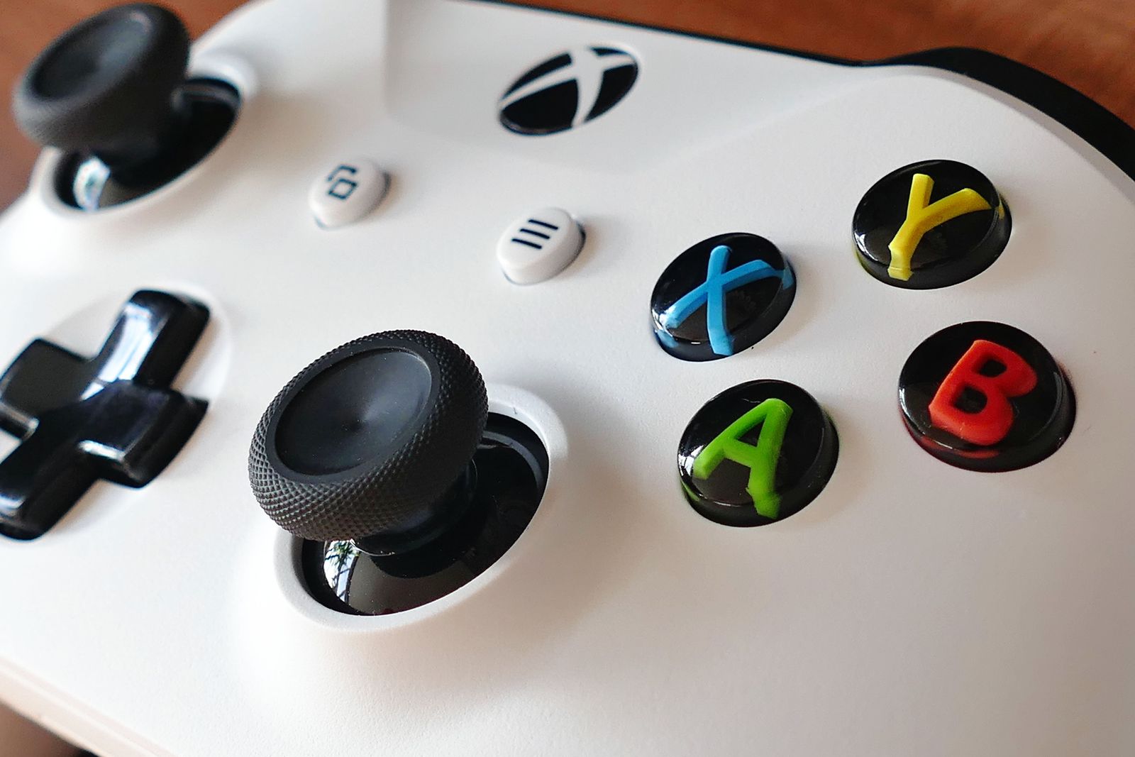 Xbox kontroler izbliza — stikovi i tasteri